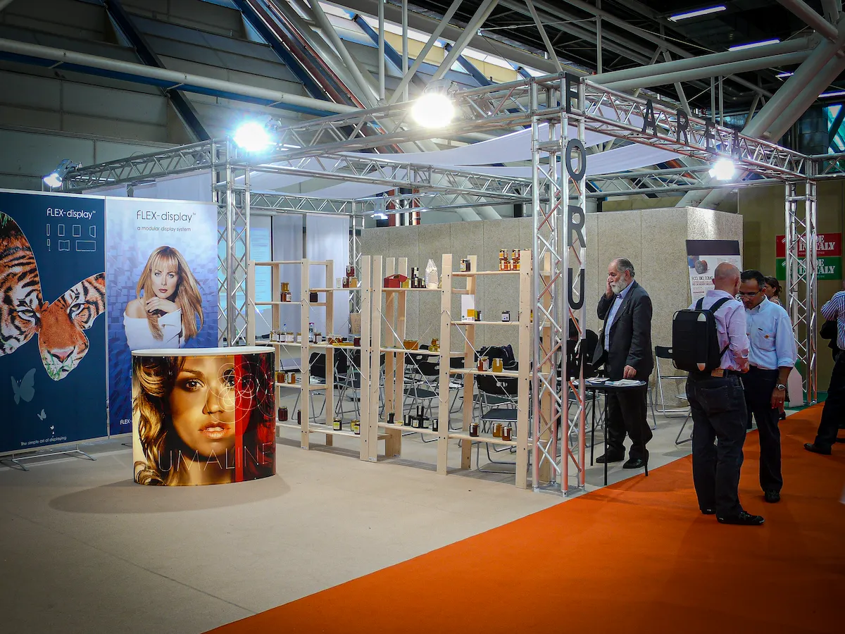Area Food ICEA: allestimento con pannellature in Celenit naturale e grafiche informative su grande scala.