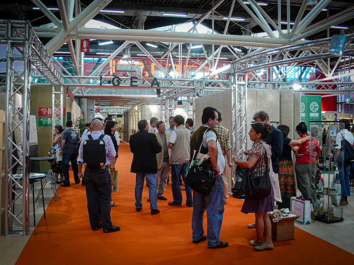 Scorcio dell'area Forum: uno spazio aperto progettato per il confronto, realizzato con materiali 100% riciclabili.