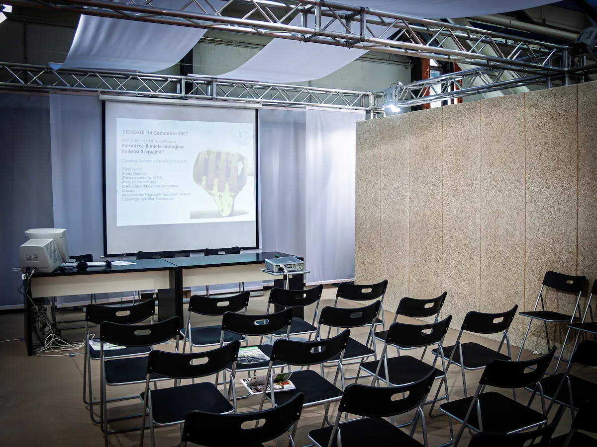 Prospettiva della zona accoglienza e desk informativi ICEA coordinati con l'architettura Zero Waste del padiglione.